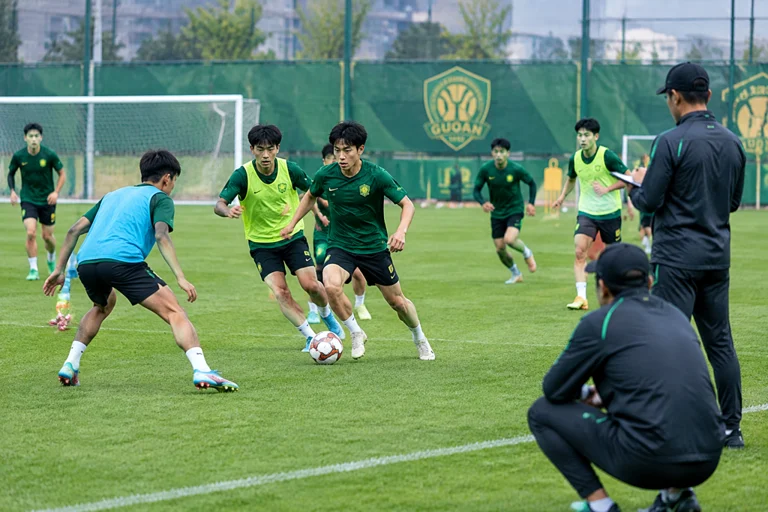 北京国安U20梯队进行分组对抗与战术训练