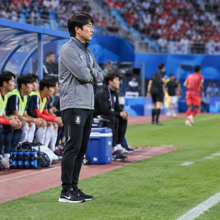韩国U23队主帅在场边观察比赛局势