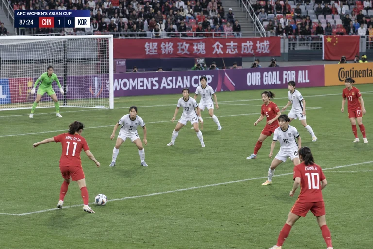 女足球员在比赛末段组织进攻