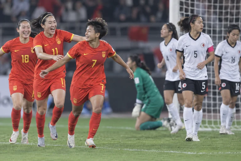 王霜送出助攻后与队友庆祝，中国女足对阵中国香港女足