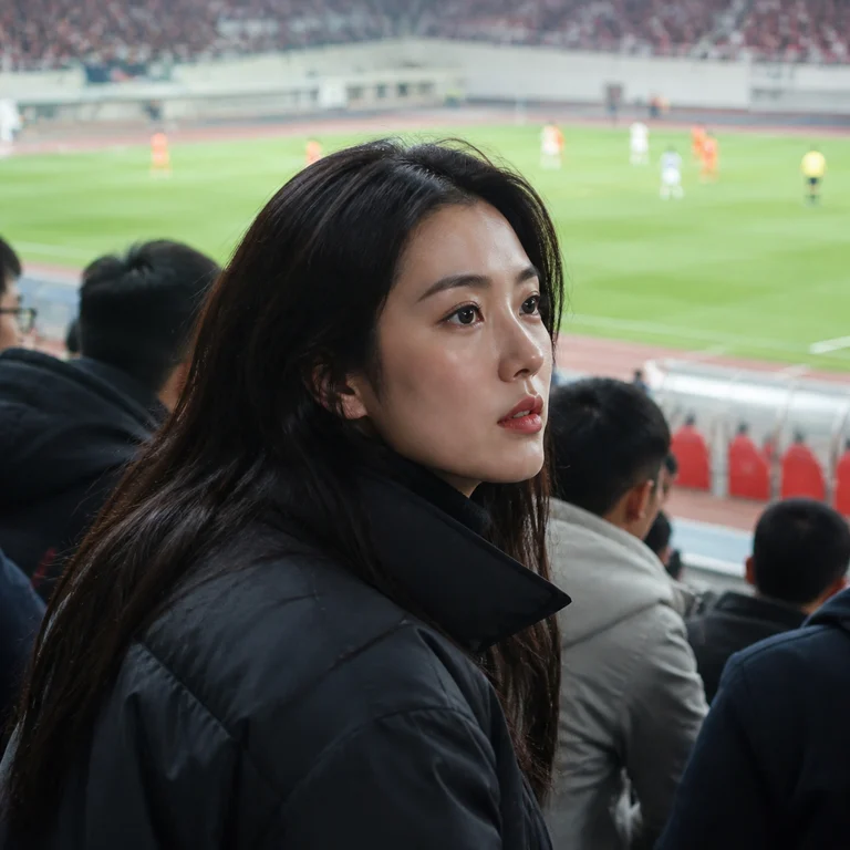 赵丽娜在现场关注U23国足亚运会比赛